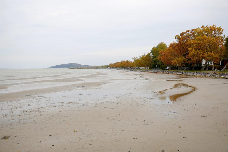 Kibillent a Balaton a viharos szélben